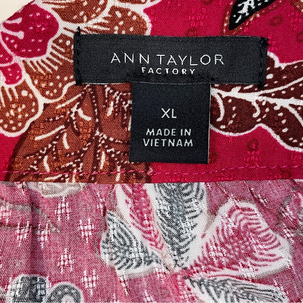 Ann Taylor Factory Women’s XL Pink Floral Relaxed V Neck Blouse - Picture 5 of 10
